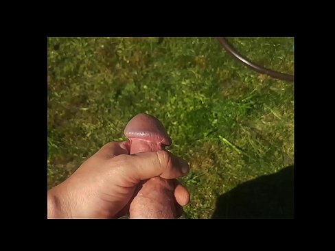 ❤️ Keçika germ di bexçeyek havînê de pisîka xwe ya pembe diqelişe û bi şuştinê dixe. ❤❌ Vîdyoyê qijkî li porno ku.vbdsm.ru ❌❤