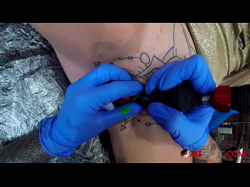 ❤️ Keçika pir tattookirî Sully Savage tattooek li ser klîtorê xwe kir. ❤❌ Vîdyoyê qijkî li porno ku.vbdsm.ru ❌❤